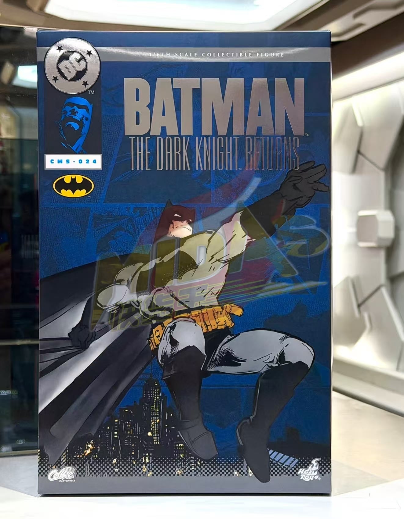 Hot Toys CMS024 DC Comic Batman The Dark Knight Returns Batman 1/6 Scale Collectible Figure