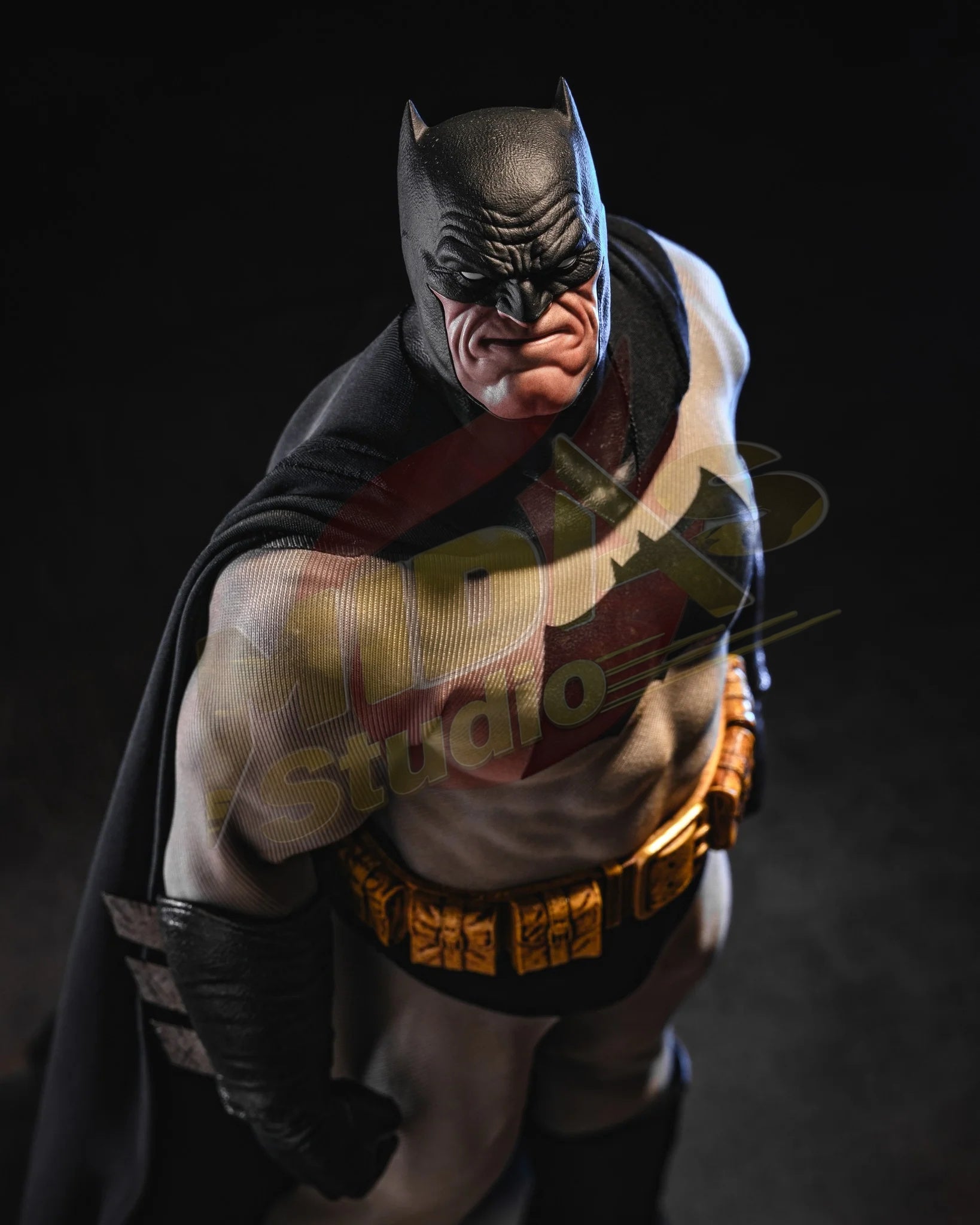 Brand New🔥 Hot Toys 1/6 Scale DC Comic: Batman - The Dark Knight Returns Batman Collectible Figure (CMS024)