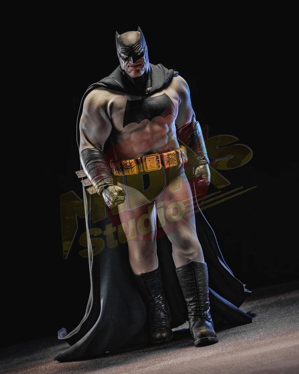 Brand New🔥 Hot Toys 1/6 Scale DC Comic: Batman - The Dark Knight Returns Batman Collectible Figure (CMS024)