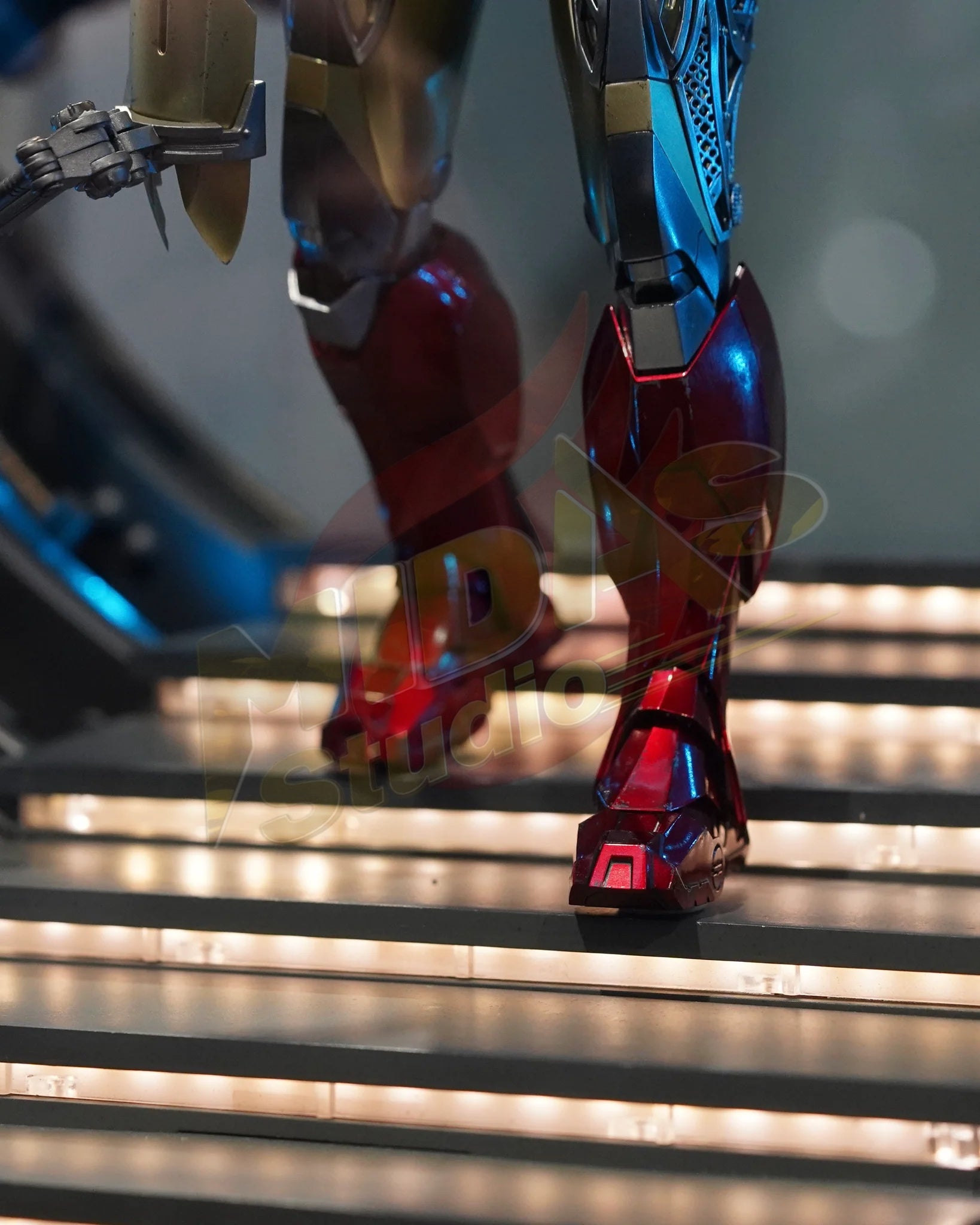 Brand New🔥 Hot Toys 1/6 Scale The Avengers - Iron Man Mark VI (2.0) With Suit Up Gantry Collectible Set (MMS688D53)
