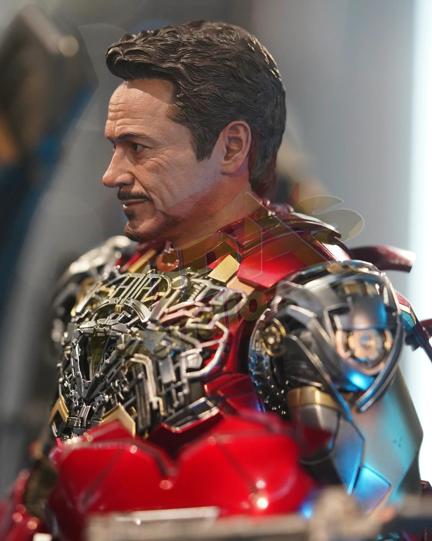 Brand New🔥 Hot Toys 1/6 Scale The Avengers - Iron Man Mark VI (2.0) With Suit Up Gantry Collectible Set (MMS688D53)